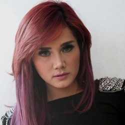 Mulan Jameela Jamu Penjenguk Dul di Rumah Sakit