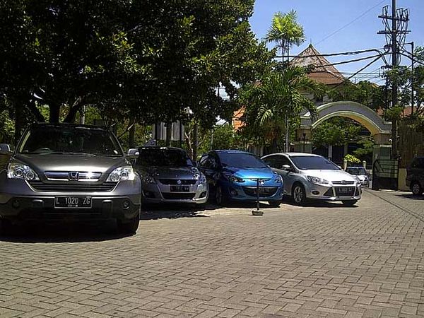 Mobil Milik Siswa Berjejer di Depan Sekolah