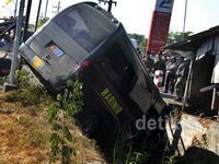 Minibus Marinir Tabrak Motor, Tiga Orang Tewas