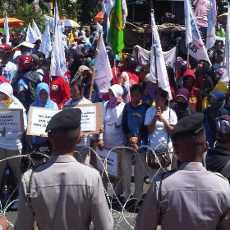 Ribuan Buruh Datangi Grahadi Tolak Upah Murah