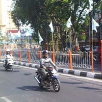 Agar Jantung Surabaya Tak Kumuh, Pagar Pembatas Jalan Pun Dipermak