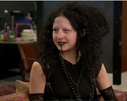 Lauren Anderson, Wanita Gothic yang Bertemu Jodoh di Pemakaman