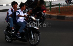 5 Aksi Pelajar Bermotor: Langgar Lalin Hingga Tolong Korban Perkosaan