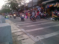 Ditinggal Satpol PP, PKL Pasar Gembrong Gelar Lapak Lagi