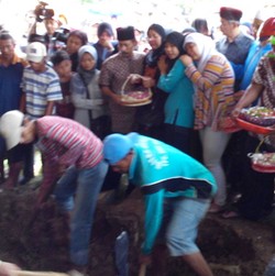 Tangis Keluarga Pecah Lihat Aipda Sukardi Diturunkan ke Liang Lahat