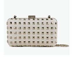 Shopping Guide: 5 Pilihan Clutch Bentuk Kotak untuk Datang ke Pernikahan