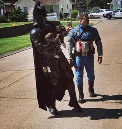 Batman dan Captain America Selamatkan Seekor Kucing Saat Kebakaran