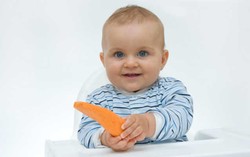 Latih Saraf Motorik si Kecil dengan Menggenggam Makanan