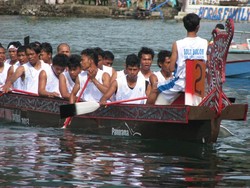 Serunya Lomba Balap Perahu Solu Bolon di Danau Toba