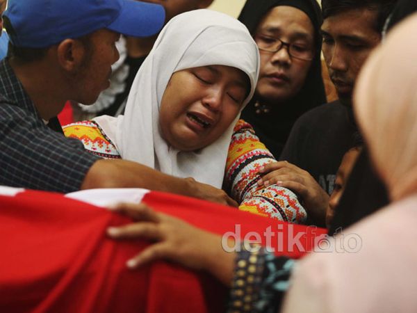 Tangis Pilu Anak Almarhum Bripka Sukardi 