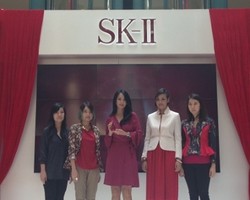 Kulit Kenyal dengan Tampilan Pori-pori Kecil Berkat SK II Stempower Essence