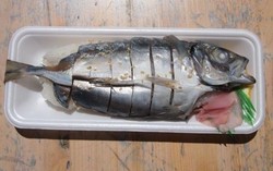 Sushi Ini Dibuat dari Ikan Utuh Berikut Ekor dan Kepala