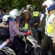 Polisi Razia Pelajar Bermotor di Surabaya