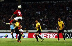     Dinan Yahdian berusaha merebut bola dari pemain Brunai Darussalam. Bruriy Susanto/detikFoto.