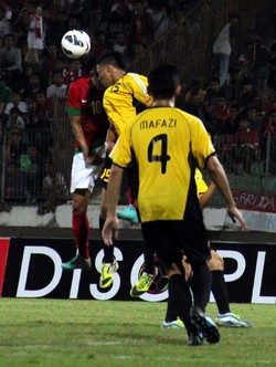     Muchlis Hadi berebut bola dengan Yura. Bruriy Susanto/detikFoto.