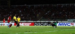     Muchlis Hadi melepaskan tembakan yang berbuah gol ke gawang Brunai Darussalam. Bruriy Susanto/detikFoto.