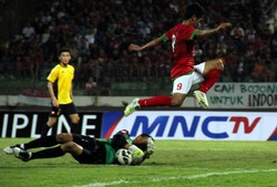     Abdul Hafiz berhasil mengamankan gawangnya dari serangan pemain Indonesia. Bruriy Susanto/detikFoto.