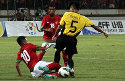     Muchlis Hadi berusaha merebut bola dari Muhd Faiq. Dalam pertandingan ini, Ilham Udin Armayn dan Muchlis Hadi masing-masing mencetak dua gol. Sedangan Al Qomar satu gol. Bruriy Susanto/detikFoto.