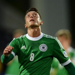 Cazorla: Arsenal Beruntung Bisa Dapatkan Oezil