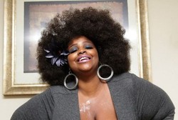 Perempuan Berbobot 146 Kg Ini Andalkan Payudara untuk Memijat