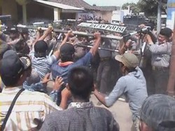 Polda Jatim Turunkan 8 SSK di Lokasi Kerusuhan Puger Jember