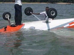 Pesawat Latih Jatuh, Pilot dan Siswa Berenang ke Pantai
