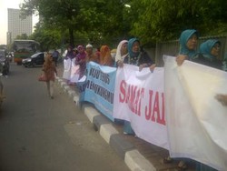 Ibu-ibu Gelar Doa Bersama di TKP Penembakan Aipda Sukardi