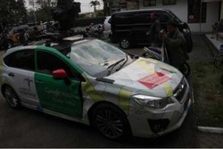  Mobil Google Street View Juga Tabrak Pagar Rumah hingga Ambruk