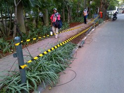 Metromini 69 Tabrak Trotoar di Depan Apartemen Pakubowono