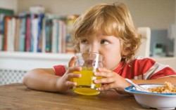 Jangan Berikan Minuman Manis Jika Tak Ingin si Kecil Gemuk