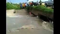 Menegangkan, Lansia Diselamatkan dari Seretan Banjir Bandang