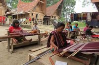 Kain Ulos Rp 5 Juta & Desa Tenun Nan Mempesona