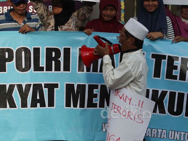 Ibu-ibu Majelis Taklim Gelar Aksi Simpatik