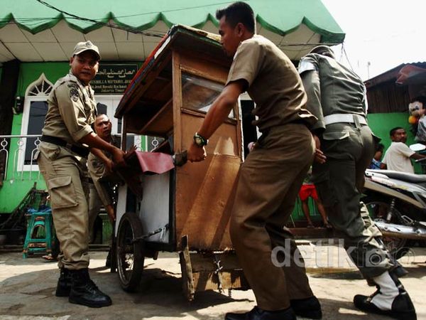 Gelar Lapak Lagi, PKL Pasar Gembrong Ditertibkan