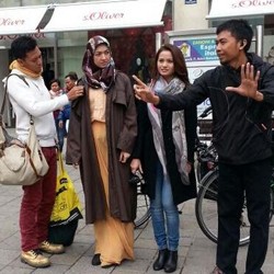 Ini Penampilan Raline Shah Berhijab di 99 Cahaya di Langit Eropa