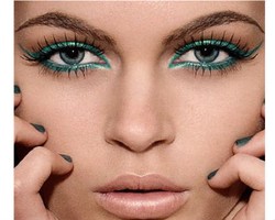 Tips Menggunakan Eyeliner Berwarna untuk Make-up Sehari-hari