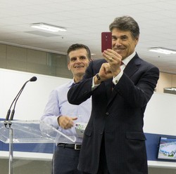 Dikasih Moto X, Gubernur Buang iPhone