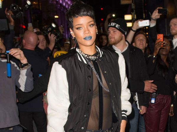 Rihanna Eksis dengan Blouse Transparan