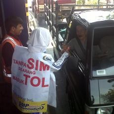Teman Sebaya Dul Gelar Aksi Simpatik di Pintu Tol