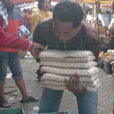 Pembeli Berebut Tempe dan Tahu di Pasar Porong