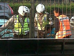 Nekat! Pencopet Lompat dari Bus di Tol Tomang