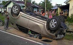 Dikendarai Anak di Bawah Umur, Toyota Rush Tabrak Motor hingga Terbalik