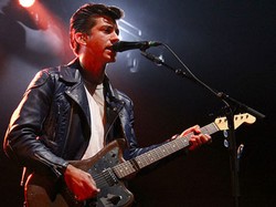 Alex Turner Melarang Ibundanya Datang ke Konser Arctic Monkeys
