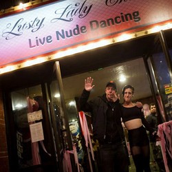 Cerita Haru Memotret Klub Penari Telanjang