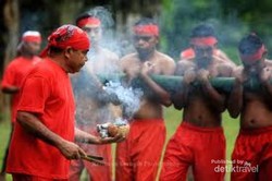 Bambu Gila, Pertunjukan Berbalut Mistis di Maluku