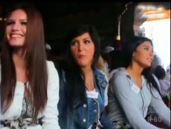 Kontestan Miss World Cicipi Kue Tradisional Bali