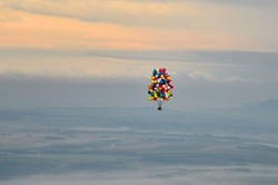 Terinspirasi Film Up, Traveler Ini Arungi Samudera Naik Balon Warna-warni