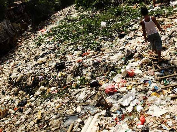 Kali Cipinang Dipenuhi Sampah