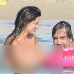 Penelope Cruz Topless di Pantai Pasca Melahirkan