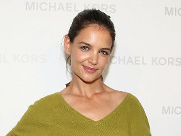 Gaya Feminin Katie Holmes
